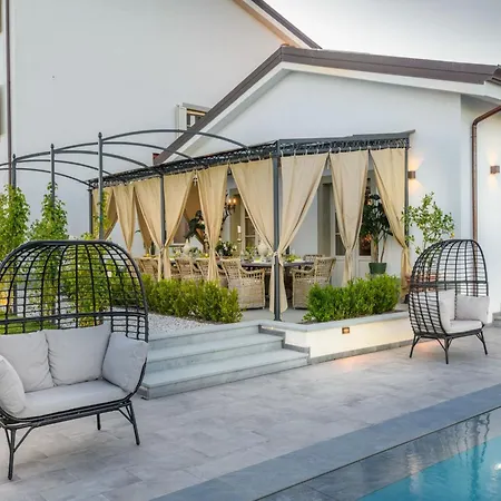 Villa Luxury 7 Bedrooms With Pool